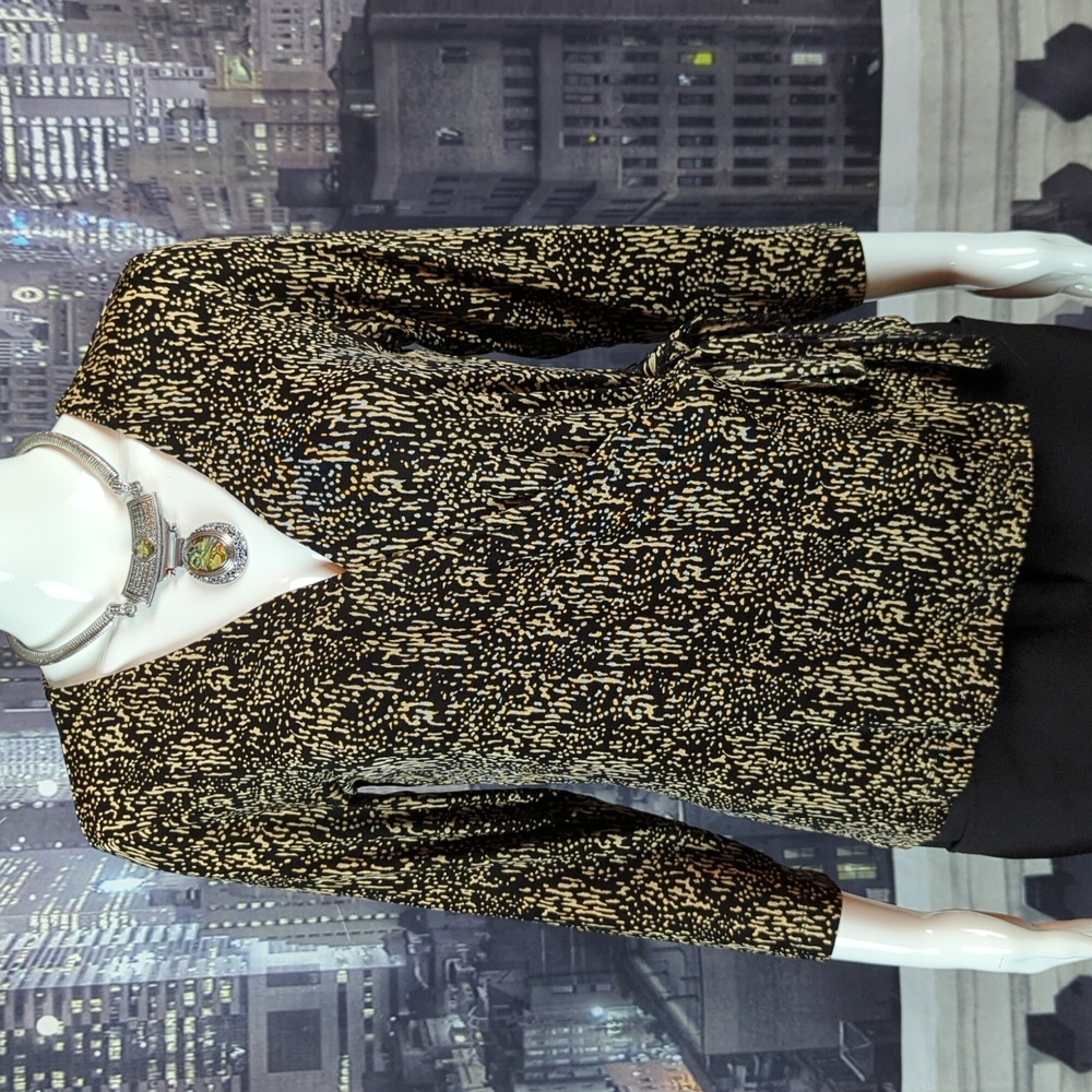 Chico's Travelers sz 0 Black & Tan true Wrap Around V-Neck Blouse.